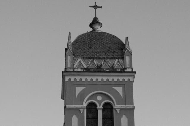 Black and white photo of a historic church dome in Aracaju, showcasing architectural details.