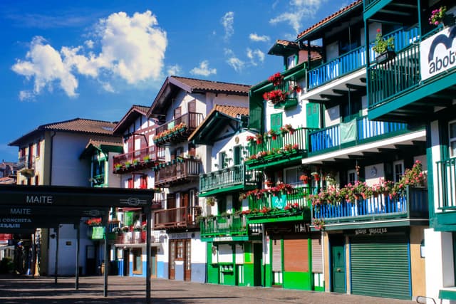 Balcones llenos de color en la Plaza de Hondarribia. Colorful Balconies in the Square of Hondarribia